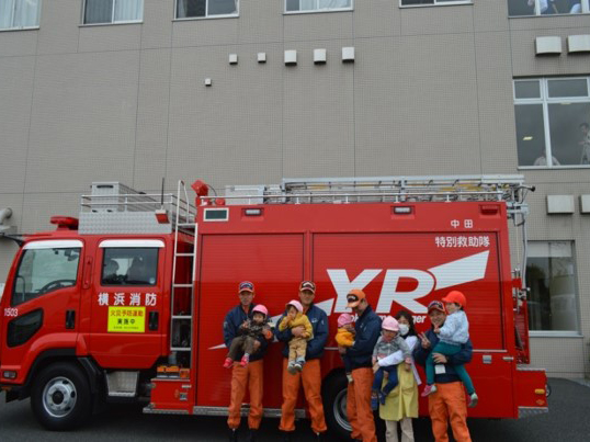 病院で行われるイベントに子供たちも参加！この日は救急車や消防車に乗り、消防隊のお兄さんに抱っこしてもらって大喜びでした♪